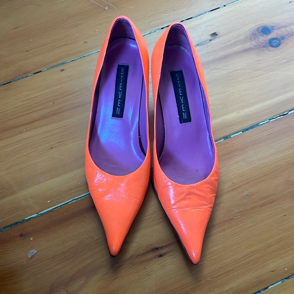 STEVEN - 90s vintage Steve Madden - neon coral orange salmon - kitten heel